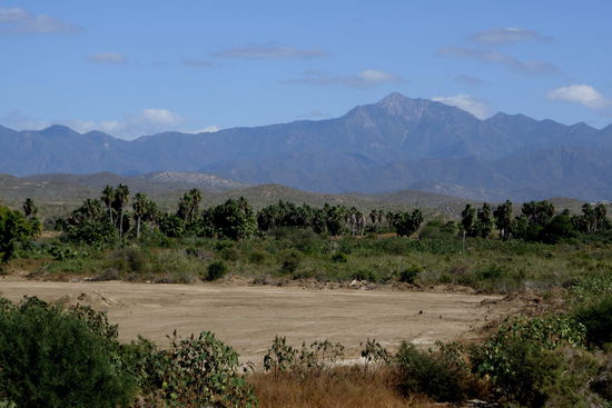Wir überqueren dabei viele ausgetrocknete, breite Flussbetten...