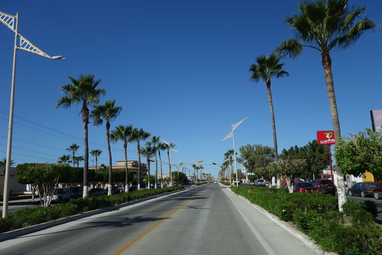 Nach 185 km treffen wir in Ciudad Constitucion ein...! ihr komisches Verkehrssystem macht uns zuerst etwas zu schaffen, aber was soll's...