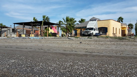 Beim Hotel "Mar y Arena" finden wir einen schönen Stellplatz direkt am Wasser...