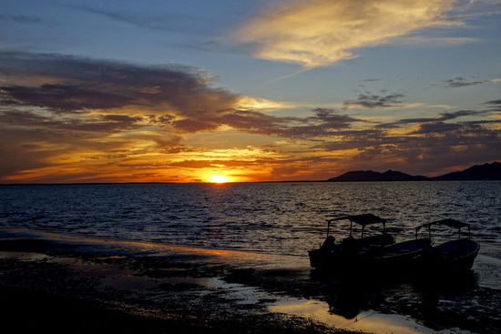 Und wiederum verliert  ein herrlicher Tag sein Gesicht gegen die Nacht...