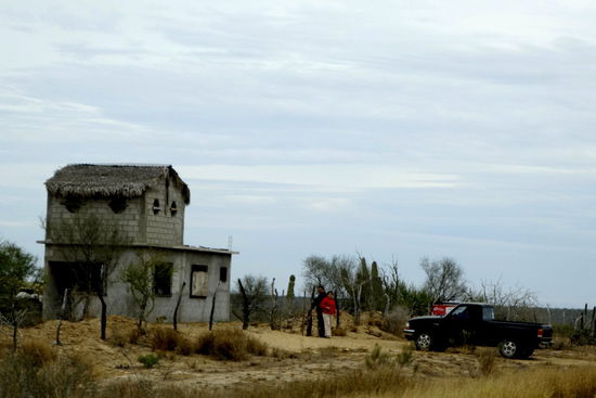Und hin und wieder ein einsames Häuschen am Strassenrand, z.T. im Entstehen begriffen, oder auch schon wieder verlassen....
