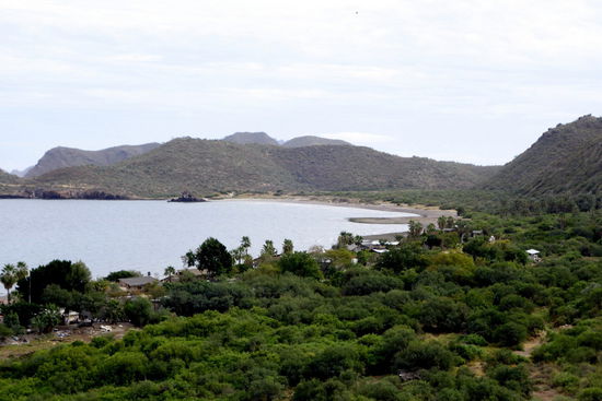 Vor uns liegt der schöne Strand von Puerto Escondido auf der Baja...