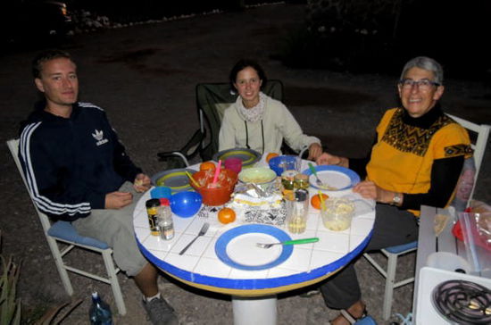 Den Weihnachtsabend verbringen wir zusammen mit Friedericke und Christoph... - sie sind am Vortag hier eingetroffen und sind ebenfalls aus der Schweiz!
Das Weihnachtsmenue: Raclette mit allem "Drum und dran" - als Käse nehmen wir Chihuahua-Käse....! Er eignet sich sehr gut dazu...!