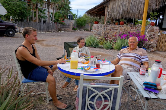 Am Weihnachtsmorgen frühstücken wir gemeinsam... - und schnell rufen wir noch Nelly und Toni in der Schweiz an - sie haben vor einem Jahr in Ushuaia zusammen Weihnachten verbracht!
