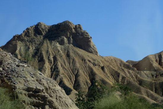 Mächtige, ausgewaschene Sandberge säumen die Strasse...