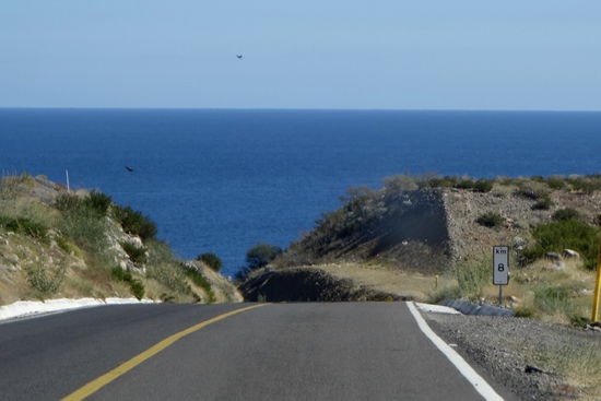 Einer Sprungschanze ähnlich geht es steil hinab an den Golf - auch "Mar de Cortés" genannt...