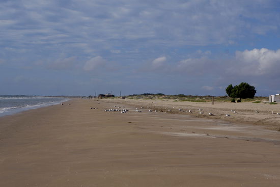 Der Strand gehört fast uns alleine... - der Blick nach rechts...!