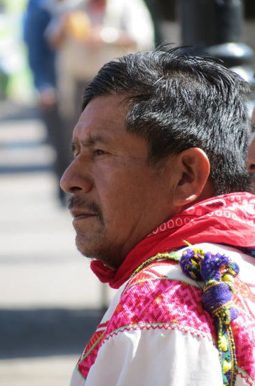 Indigenas in ihren bunten Kleidern...
