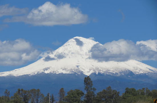 Für einmal zeigt sich der Popocatépetl von seiner schönsten Seite. Er ist wunderbar mit Schnee bedeckt! Der Popo misst 5500 m ü.M. und ist der zweithöchste Berg in Mexico!