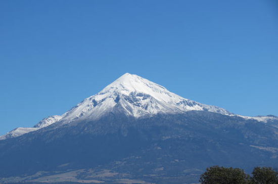 Die Fahrt führt auch gleich am höchsten Berg von Mexico vorbei - dem Pico de Orizaba mit einer Höhe von 5610 m ü.M.