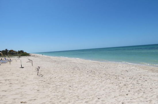 Ein fast menschenleerer Strand - fantastisch! Nur im nahen Restaurant verpflegen sich einige französische Gäste, welche mit einem internationalen "Tourer" unterwegs sind!