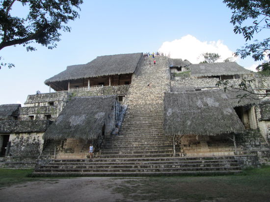 Der steile Aufstieg zur Ruine, links und rechts sind gut erhaltene Skulpturen zu sehen. Der Sockel der Ruine misst 160 m und die Höhe beträgt 32 m.