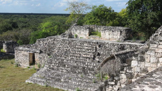 Es ist für mich immer wieder erstaunlich, welch grossartige Kunstwerke die Indigenen damals mit bescheidenen Hilfsmitteln erstellen konnten! Die Ek Balam Ruinen gehen auf die Zeit der Maya zurück.
Ich durchstreife die Ruine ziemlich schnellen Schrittes, da ich sie schon mal besucht hatte! Ich fahre zurück Richtung Valladolid auf die Autobahn Richtung Chitzen Itza, die 2. Ruine, welche ich heute besuchen möchte!
