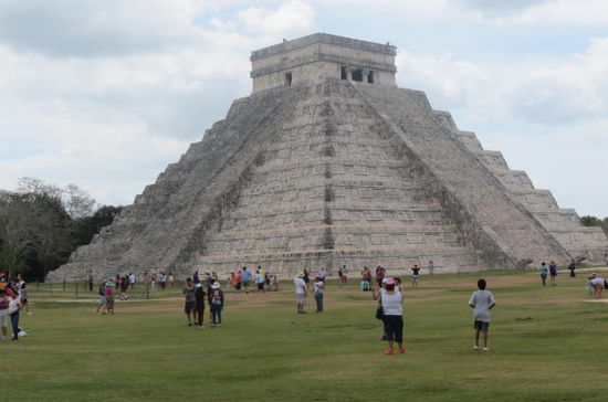 Weltkulturerbe - Chitzen Itza!
Wenn man schon in der Nähe ist, ist es ein absolutes Muss, diese Ruinen zu besichtigen! Der Hauptbau ist so gestellt, dass am 21. März und am 21. September eine gewellte Linie sich von unten nach oben zieht. Ganz unten ist ein Schlangenkopf am Fuss der Treppe. Bei Tagesanbruch mit den ersten Sonnenstrahlen zieht sich ein gewelltes Band entlang der Treppe bis ganz nach oben. Das Licht wird durch die Eckkanten der Pyramide entsprechend geformt und ergibt so eine komplette Schlange. Erstaunlich, was diese Kultur zu Stande gebracht hatte.