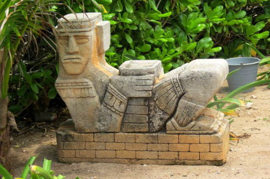 Bei einem Chak Mo'ol handelt es sich um eine Skulptur einer liegenden menschlichen Gestalt, die einerseits den Kopf zur Seite gedreht hat, andererseits sich auf ihre Ellenbogen stützt und gleichzeitig ihre Beine angewinkelt hält. Am Ort des Bauches hält sie entweder eine Schale oder es existiert eine Vertiefung. Es gibt Annahmen, dass diese zur Durchführung von Menschenopfern dienten.