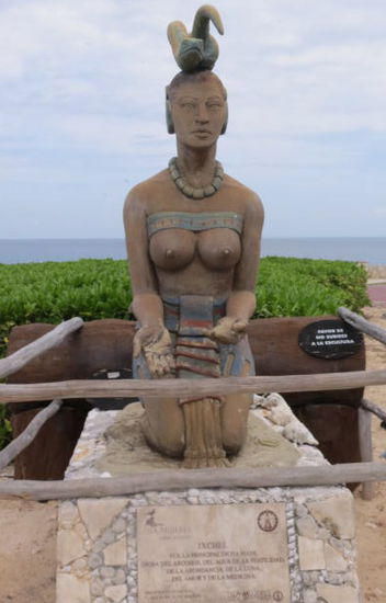 Heute nehmen die Archäologen an, dass die Insel für die Maya ein Zwischenhalt war auf der Durchreise zur Isla Cozumel, wo sie ihre Fruchtbarkeitsgöttin Ixchel verehrten. Heute sind noch Überreste des Mayatempels an der Südspitze zu sehen.