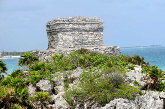 Hoch über den Felsen am Meer stehen die Ruinen von Tulum