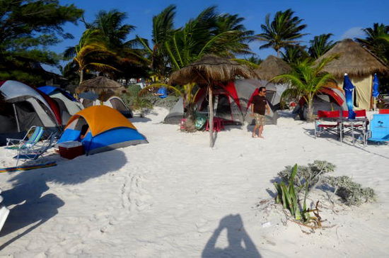 Davor werden bis weit an den Strand hinunter noch die privaten zelte aufgestellt. Trotzdem - ich habe ja nun einen festen Platz. Das bunte Treiben gefällt mir sehr gut und die restlichen Tage verbringe ich hier am Strand.