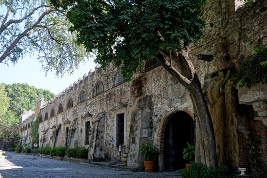 Ehrfürchtig betrachten wir das alte Gemäuer!