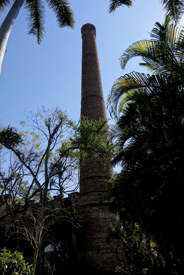 Vorbei am Kamin der alten Zuckerrohrfabrik
