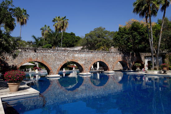 Ein Teil des alten Aquäduktes besteht noch zur Zierde der Anlage