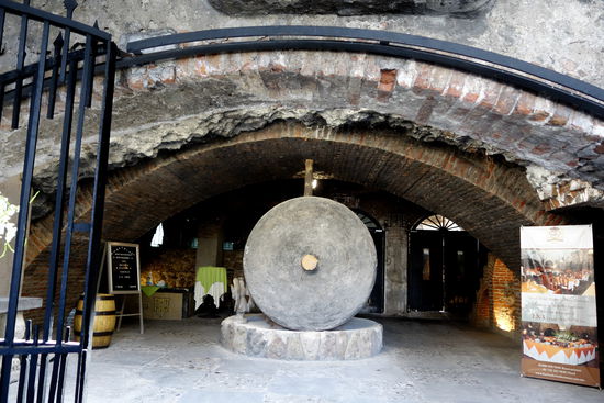 Früher wurde der Mahlstein zum Quetschen des Zuckerrohrs gebraucht