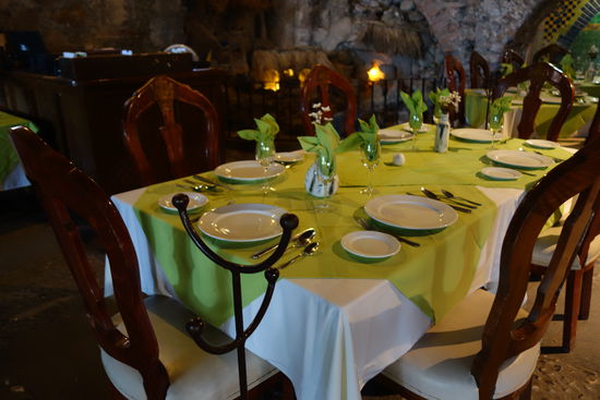 Auf eine fröhliche Tafelrunde! Uns verbleibt die Zeit für eine Erfrischung und ein Informationsgespräch mit der Kellnerin über den Sonntagsbrunch!