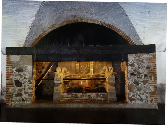 Man kann sich geradezu vorstellen, welch grandiose Feste hier gefeiert wurden! Im Bild ein grosser Grill oder eine Feuerstelle, wo gebraten wurde!