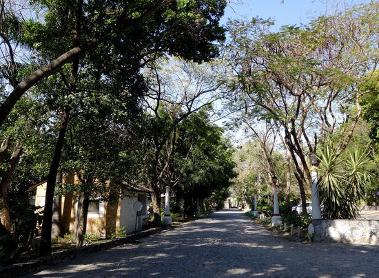 Die Zeit drängt zum Aufbruch! Wir fahren zurück nach Cuernavaca. 
Es ist erstaunlich, welche Zeitzeugen die Geschichte hinterlassen hat - heute ein topmodernes Hotel - in welchem es an nichts mangelt - andrerseits kann man die Mühsal der indigenen Bevölkerung wohl bloss erahnen, was sie bei der Eroberung durch die Spanier damals erleiden mussten. Bloss - das Rad der Geschichte kann man nicht zurückdrehen...