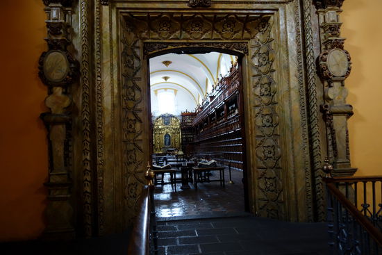 Und nur einige Schritte weiter - im gleichen Gebäude befindet sich die Biblioteca Palafoxana. Sie wurde durch den Bischof Palafox 1646 gegründet und gilt als grösste Bibliothek Amerikas. Sie beherbergt ca. 45'000 Bücher, u.a. die sogenannte Nürnberger Chronik von 1493 mit mehr als 2000 Holzschnitten.