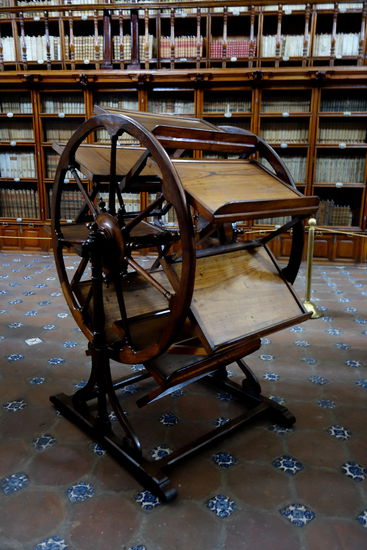 Ein interessantes Möbelstück - ein Lesepult, bei dem 7 verschiedene Bücher gelesen werden können, ohne dass das einzelne Buch weggeräumt werden muss - normalerweise mit dem gleichen oder ähnlichen Inhalt!