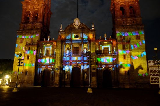 Abends um halb neun gibt es noch eine Überraschung - eine Light-Show über die Geschichte von Puebla