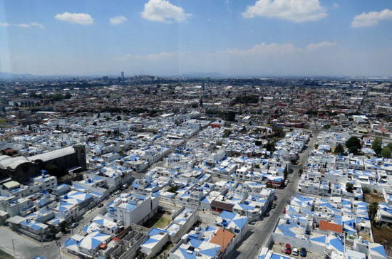 Mit dem Lift sind wir schnell oben auf der Plattform - unter uns die Dächer von Puebla