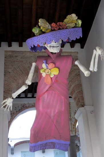 Und wunderbar über dem Eingang tront diese hübsche Catrina! Auch das gehört zu Mexico!