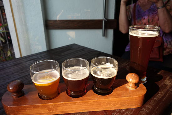 Nebst hauseigenem Wein, Likörs, Tequila, Mezcal gibt es auch eigenes Bier - hübsch kredenzt in einer 3-er Aufmachung! Das Triguera, das Ambar sowie das Porter Ale! Mir schmeckt am besten das Ambar - deshalb auch ein grösseres Glas. Den Tag lassen wir in einem Restaurant am Zócalo bei typisch mexikanischem Essen und anschliessend in einer italienischen Kaffeebar ausklingen!