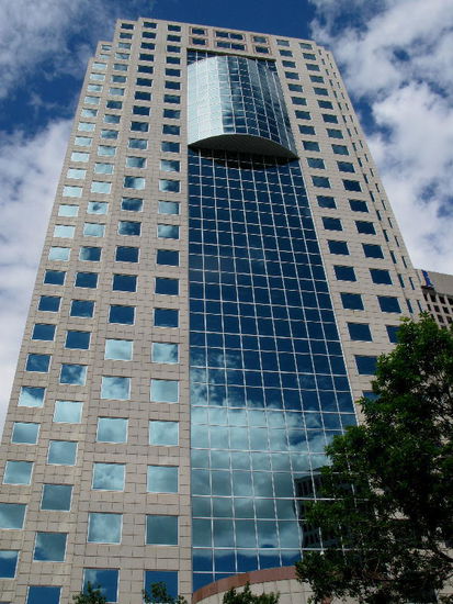 Irgendwie fühlen wir uns nicht wohl in der Stadt. Es ist sehr windig und staubig... Auf den Wind sind die Winnipeger sogar stolz...; wir verabschieden uns recht schnell wieder, übernachten auf dem Walmart PP...