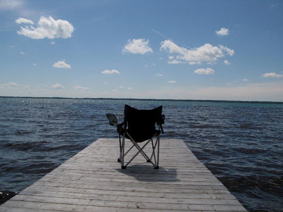 Zuerst holen wir uns Informationen im ?... (? = Informationsbüro)...; anschliessend sitzen wir eine ganze Weile am See...