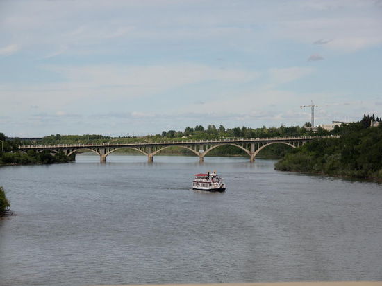 Wir treffen in der Stadt Saskatoon ein...; die Hauptstadt jedoch ist Regina...