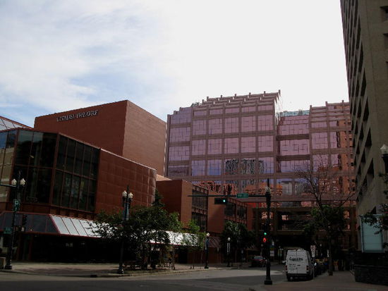 Wir beginnen unsern kleinen Stadtrundgang und holen beim ? unsere Informationen incl. Stadtplan etc. ...; der nette Herr fragt uns nach unserer Herkunft - nachher meint er: "Die Schweiz müsse ausgestorben sein, es hätte sehr viele Schweizer hier..."