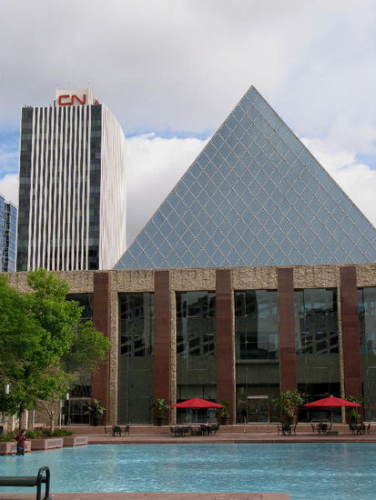 Der grosse Teich vor der Verwaltung bietet wohl müden Beamten zur Abkühlung...