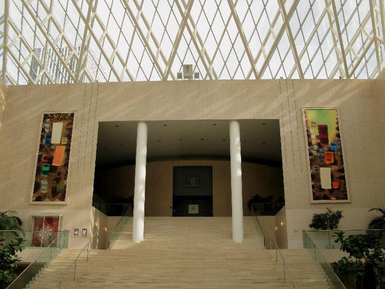 Der Aufgang zum Glaspalast... Die Leute sind alle superfreundlich und haben auch Zeit, Fragen zu beantworten...; das Foyer dient auch als Konzertraum...