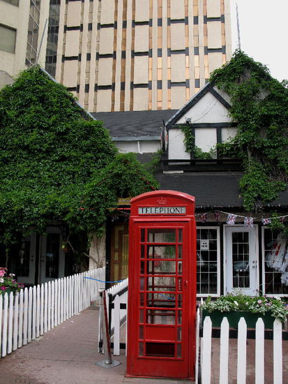 Und zwischen den Türmen immer wieder behagliche Kleinode, hier ein britisches Restaurant...