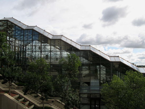 Das Kongresszentrum in den Hang hinein gebaut...