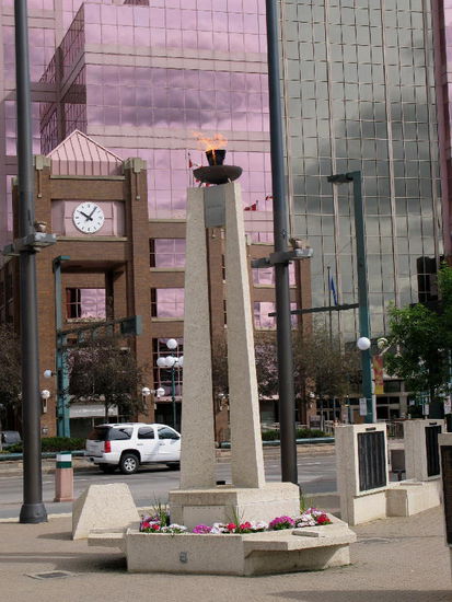 Die Friedensflamme...; vielleicht lernt die Menschheit ja mal dazu...