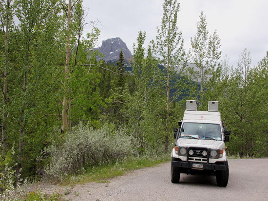 Wir parken beim Fiddle River und bestaunen die Bergflanken...