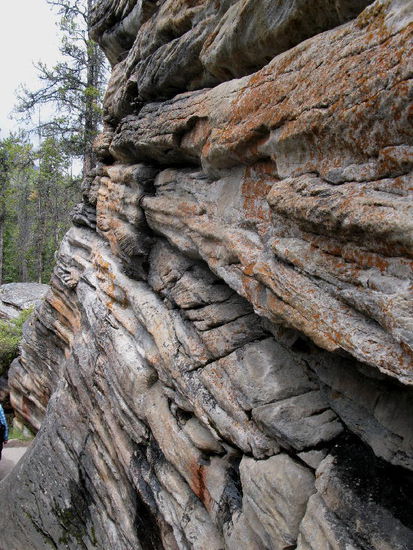 Wir steigen hinab in eine trockene Schlucht...; interessant, die vielen Gesteinsschichten...