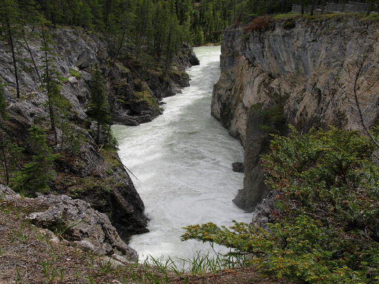 Und fliesst durch die Schlucht weiter...