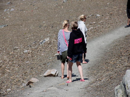Die ideale Ausrüstung am Berg und im Schnee - Flip-Flops und kurze Hosen...!