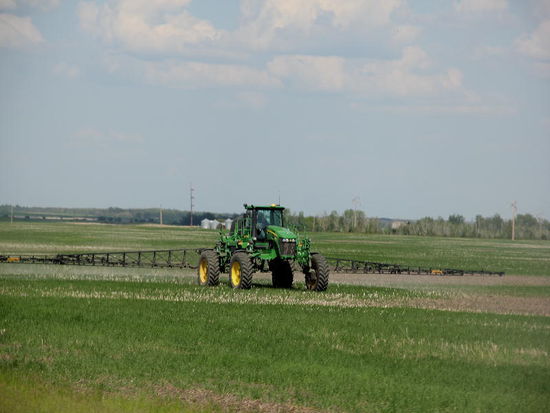 Man beachte die Breite des Arbeitsgerätes...