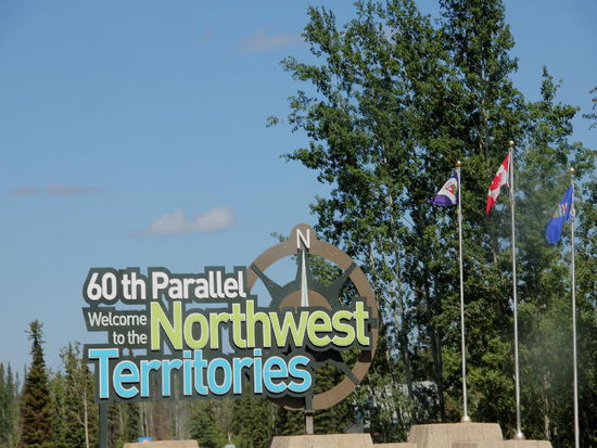 Der 60. Breitengrad - wir sind in Northwest Territories...; hier besuchen wir das ? und informieren uns über die Provinz...; ein kurzes Gespräch mit Andy, einem deutschen Motorradfahrer, zeigt auf, dass auch andere Touristen eine ähnliche Route fahren wie wir...